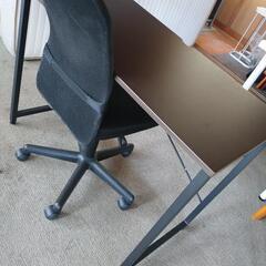 机と椅子のセットです。