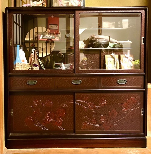 ★ 飾り戸棚　箪笥　収納家具　(鎌倉彫風)