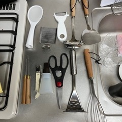 調理器具とフライパン、手鍋など