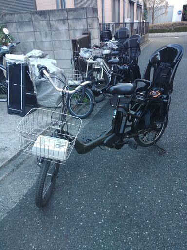 317土日もお子様と土足のままご試乗可能です。ブリヂストン、ヤマハ共同生産モデル、  ２０インチ、チャイルドシート、子供乗せ、３人乗り、２人乗り、電動アシスト自転車  後ろチャイルドシートをかごに変更して、１人乗りにもできます。  ️バッテリーを新品に変更可能です。１５０００円プラスです。  バッテリーは新品の９０％以上の性能です。  １回の充電で３０Ｋｍ以上走行可能でコンディション良好です。  電動自転車、在庫２０台以上ありますので、複数のご試乗可能です。   １ヶ月、５