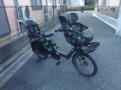 318️２０インチ、チャイルドシート３人乗り、２人乗り、１人乗り、電動アシスト自転車  バッテリーは、新品の９０％以上の性能を保持していて、コンディション良好です。  安心の無料保証；点検サービス付きバカ良心的な中古電動自転車屋です。  土日もお子様と土足のまま、いろいろなタイプのご試乗が可能です。  １回の充電で３０ｋｍ以上の走行が可能です。山手線を半周するくらい走行可能です。  ️オプション無料。後ろチャイルドシートをかごに変更して１人乗りに変更も可能です。  ２０イン
