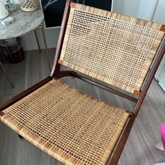 ACTUS たたみ式籐とチーク材の椅子 