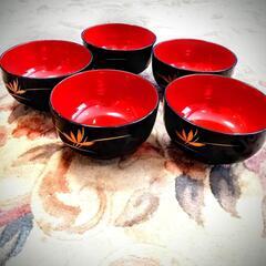 本物　輪島塗　本体に赤金 青金の蒔絵が丁寧に施してあるお椀5客

 吸物椀 懐石椀 お椀 和食器 漆器
お椀5客セットでございます

　大切なお客様のおもてなし　日常使いにいかがでしょう

　シンプルな黒と朱塗りの漆が大変料理を引き立てます

　上質な木に何度も本漆を重ね塗りし　上等な蒔絵を施した逸品