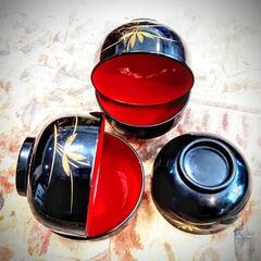 本物　輪島塗　本体に赤金 青金の蒔絵が丁寧に施してあるお椀5客

 吸物椀 懐石椀 お椀 和食器 漆器
お椀5客セットでございます

　大切なお客様のおもてなし　日常使いにいかがでしょう

　シンプルな黒と朱塗りの漆が大変料理を引き立てます

　上質な木に何度も本漆を重ね塗りし　上等な蒔絵を施した逸品