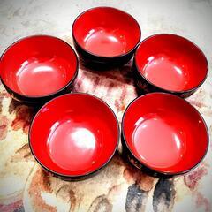 本物　輪島塗　本体に赤金 青金の蒔絵が丁寧に施してあるお椀5客

 吸物椀 懐石椀 お椀 和食器 漆器
お椀5客セットでございます

　大切なお客様のおもてなし　日常使いにいかがでしょう

　シンプルな黒と朱塗りの漆が大変料理を引き立てます

　上質な木に何度も本漆を重ね塗りし　上等な蒔絵を施した逸品