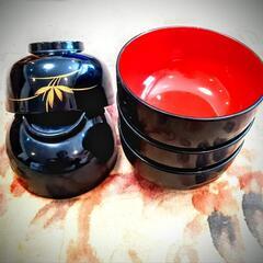 本物　輪島塗　本体に赤金 青金の蒔絵が丁寧に施してあるお椀5客

 吸物椀 懐石椀 お椀 和食器 漆器
お椀5客セットでございます

　大切なお客様のおもてなし　日常使いにいかがでしょう

　シンプルな黒と朱塗りの漆が大変料理を引き立てます

　上質な木に何度も本漆を重ね塗りし　上等な蒔絵を施した逸品