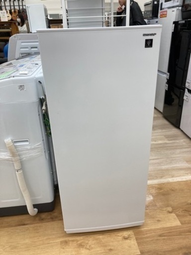 SHARP(シャープ)の1ドア冷蔵庫　FJ-HF13H-W　のご紹介です。