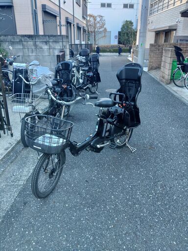 322電動自転車・リサイクル専門店　　ご試乗をしてから、ご購入できます。  ２０インチ、チャイルドシート、２人乗り、３人乗り、１人乗り電動自転車  お子様と土日も土足のまま、いろいろなタイプの電動自転車のご試乗可能です。  バカ良心的な電動自転車屋　安心の無料保証；点検サービス付き  後ろチャイルドシートをかごに変更して、１人乗りにもできます。  バッテリーは新品の９０％以上の性能です。  １回の充電で３０Ｋｍ以上走行可能でコンディション良好です。  電動自転車、在