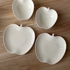 りんごの形のプレートと小鉢