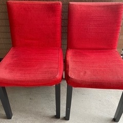 鏡と赤の椅子2脚と子ども用の椅子1脚と姿見鏡(縦型ミラー)/移動式鏡