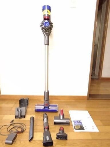 ダイソンdyson V8 fluffy コードレスクリーナー掃除機