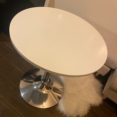 【美品】おしゃれな白いカフェテーブル