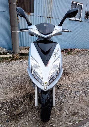 2018年モデル。 優れたエンジン。  SYM（Xpro）（Fighter 150）。 リアタイヤは新品です。 フロントタイヤは新品です。 エンジンオイルは新品です。 バッテリーはほぼ新品です。 燃料噴射システム。 フロントディスクブレーキ付き。 サイドスタンド付き。 とても速いバイク。