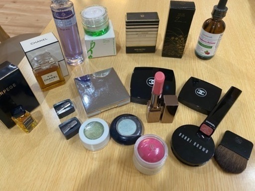 CHANEL、BOBBI BROWNなど化粧品、香水