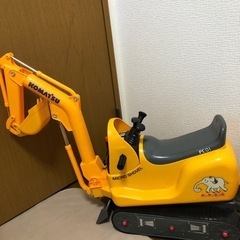 【取引中】乗れるショベルカー おもちゃ ヘルメット付き コマツ