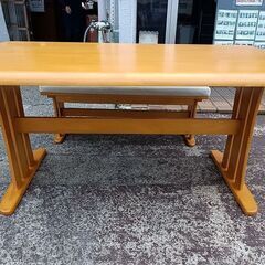 KAGUWORLD　天然木のテーブルとベンチ、回転椅子1脚のダイニングセット『中古美品』 KAGUWORLD 天然木のテーブルとベンチ、回転椅子1脚のダイニングセット