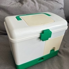 救急箱　FIRST AID BOX