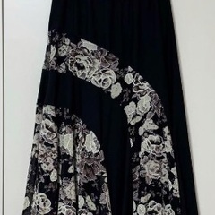 新品ロングスカート。レディース•スカート。黒。花柄。