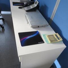 パソコン事務所机【コンセットに色あせあり】＋イス【未使用】セット　都内配達無料 パソコン事務所机【一カ所色あせあり】＋イス【未使用】セット 都内