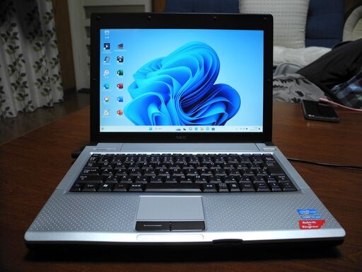 高速 i7/CPU メモリ/8GBソフト多数　携帯にも便利小型軽量1.17kg（返品可）