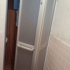 浴室ドア、折れ戸　リフォームします。