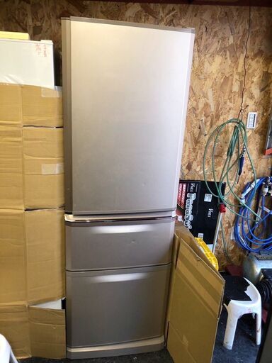 ☆中古￥14,800！MITSUBISHI　370㍑3ドア冷蔵庫　家電　2017年製　MR-C37A-P型　幅60㎝ｘ奥行66㎝ｘ高さ180㎝　【BA204】