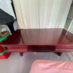 高級感ある赤いレトロなローテーブル