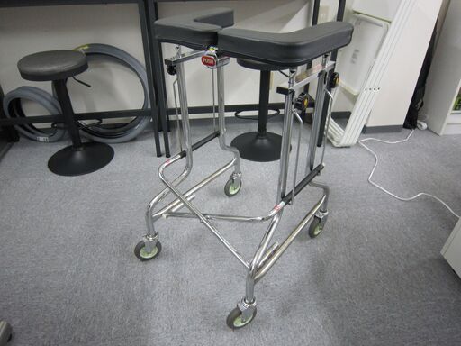 【中古】　歩行器　アルコー（黒）