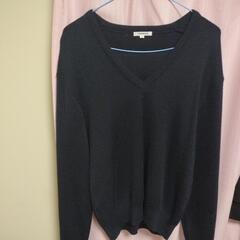 紺のVネックセーター