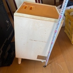 昭和レトロポップ　米びつ　花柄　ホワイト　イエロー