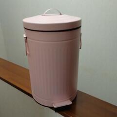 可愛いピンクのゴミ箱