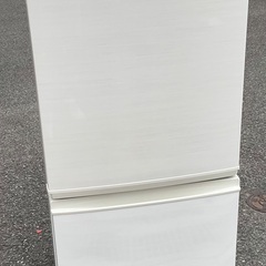 【RKGRE-279】特価！シャープ/137L 2ドア冷凍冷蔵庫/SJ-D14D-W/中古品/2018年製/当社より近隣無料配達！ RKGRE-279】特価！シャープ/137L 2ドア冷凍冷蔵庫/SJ-D14D-W/中古品/2018年