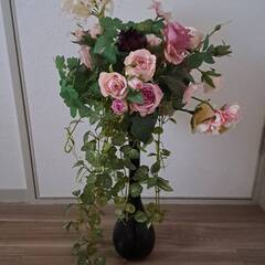 華やかな造花付き黒花瓶　全体の高さ７７㎝
