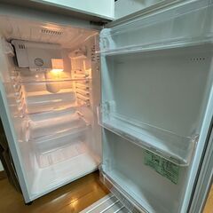 【単身にピッタリサイズ！】シルバーの2ドア冷蔵庫155L(201...