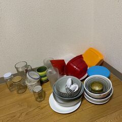 色々なコップと皿とボールとコンテナ