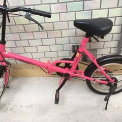 オシャレなピンクの折りたたみ自転車
