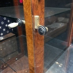 Y131 ガラス扉付き飾り棚　ライトアップ可能