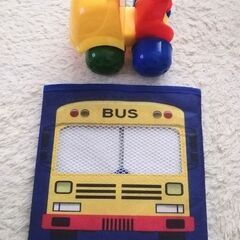 おもちゃの車と不織布ケース