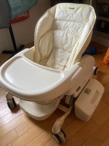 コンビ　オートスイング　ネムリラ　テーブル付き　電動　ハイローチェア