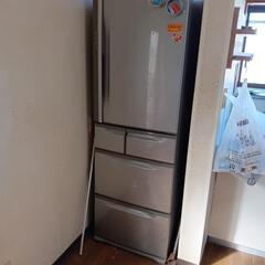 古くて大きい冷蔵庫　東芝です。