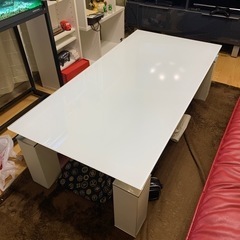白いガラステーブル　White