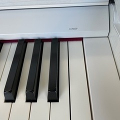 中古美品、木製鍵盤 珍しい白いRoland LX705-GPSR 2018年製 　Roland LX705GP 島村楽器モデル