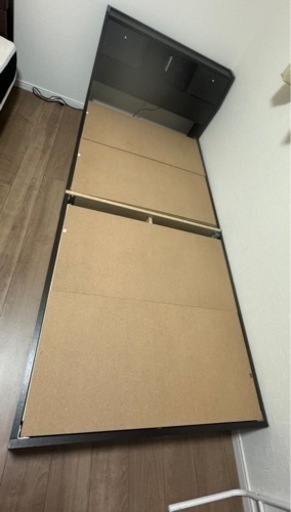 シングルベッドフレーム(コンセント2口\u0026ライト付き\u0026ベッド下収納付き\u0026頭頂部収納付き)
