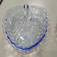 イチゴの形のガラスのお皿