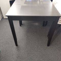 黒いテーブル二人用程度の大きさ