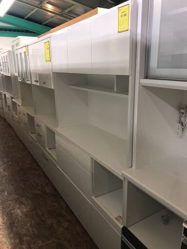 食器棚　3枚扉　ホワイト　おしゃれ　大容量　ファミリータイプ　美品　クリーニング済み　ジャングルジヤングル貝塚店　貝塚市　二色浜