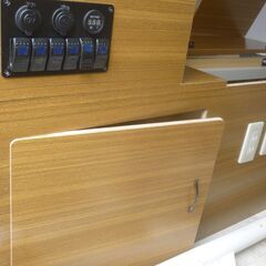 仮設の部屋にハイラックス用トラックキャンパー　後載せシェル　避難部屋にも。