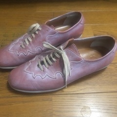 スモーキーな色の、ピンクの皮靴です、