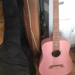 ピンクのアコースティックギター