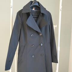 仕事向けの女性用黒いコート
